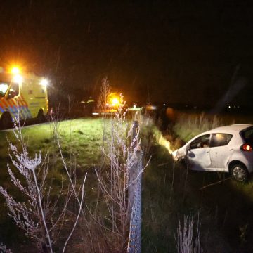 Auto belandt in sloot op Randweg Boekel