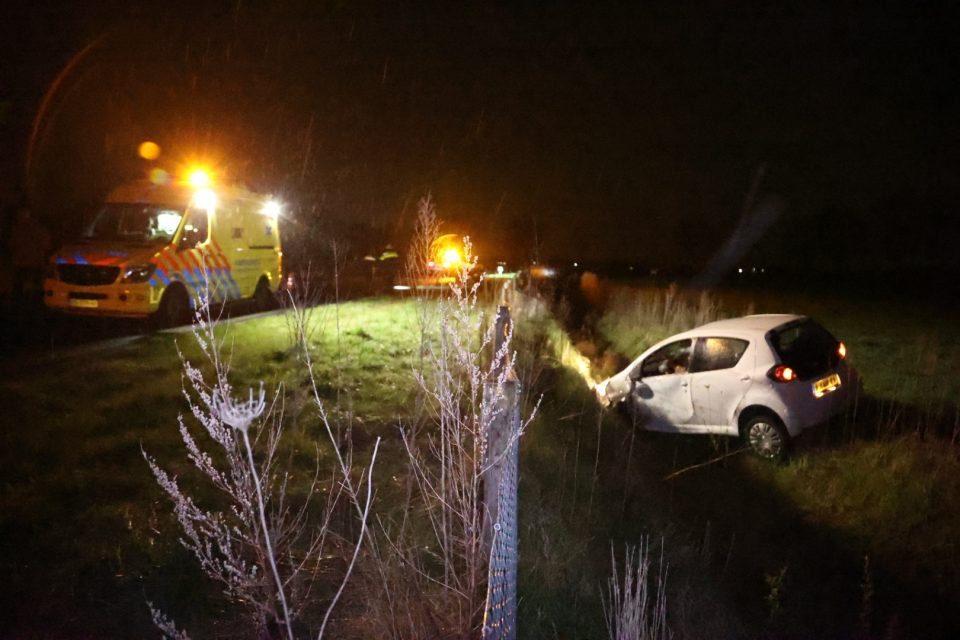 Auto belandt in sloot op Randweg Boekel