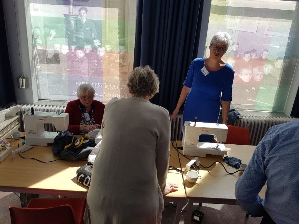 Gezellig druk in het Repair Café Boekel