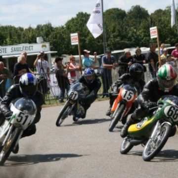 Klassieke wegmotoren op circuit de kleine Burgt