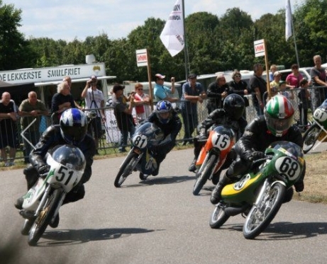 Klassieke wegmotoren op circuit de kleine Burgt