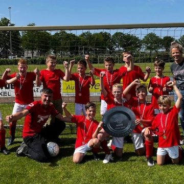 Venhorst JO11-1 werd zaterdag 27 mei kampioen. Team, leiding en sponsor De Wit/Van Gerwen Zonweringen en Rolluiken van harte gefeliciteerd.