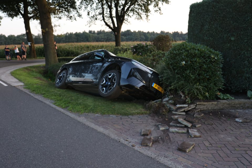 Verkeersongeval op Voskuilenweg: auto’s belanden in tuin en sloot