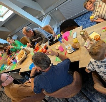 Boekelse burgemeester, bakkerij Merks en Kindcentrum de Regenboog ontbijten samen