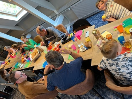 Boekelse burgemeester, bakkerij Merks en Kindcentrum de Regenboog ontbijten samen