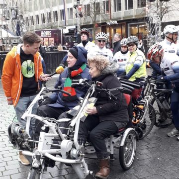 WTC Boekel fietst met Tiny en Riet naar Glazen Huis voor ALS donatie