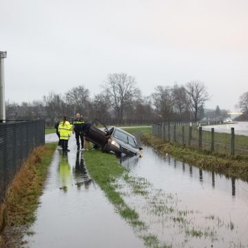 Auto ter water: politieonderzoek en bergingsoperatie