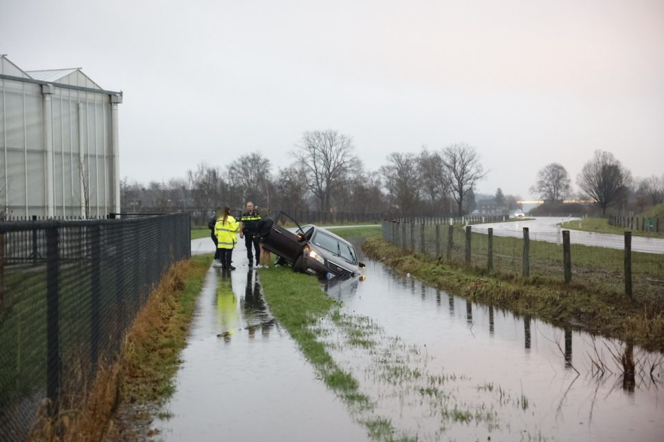 Auto ter water: politieonderzoek en bergingsoperatie