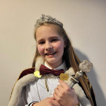 Jeugdprinses Mara, Jeugdvorstin Lenn en de jeugdraad onthuld bij C.S. de Knöllekes