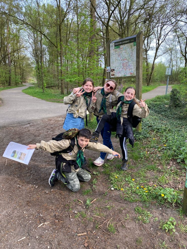 De Young Scouts gaan op hike in de Maashorst