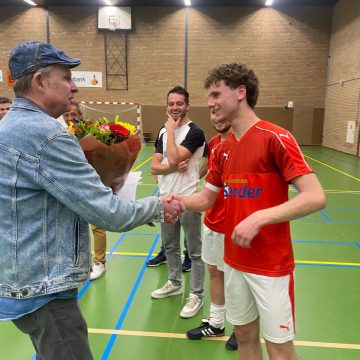 Zaalvoetbalteam Midi Centrum Stender voor vijfde keer in successie kampioen