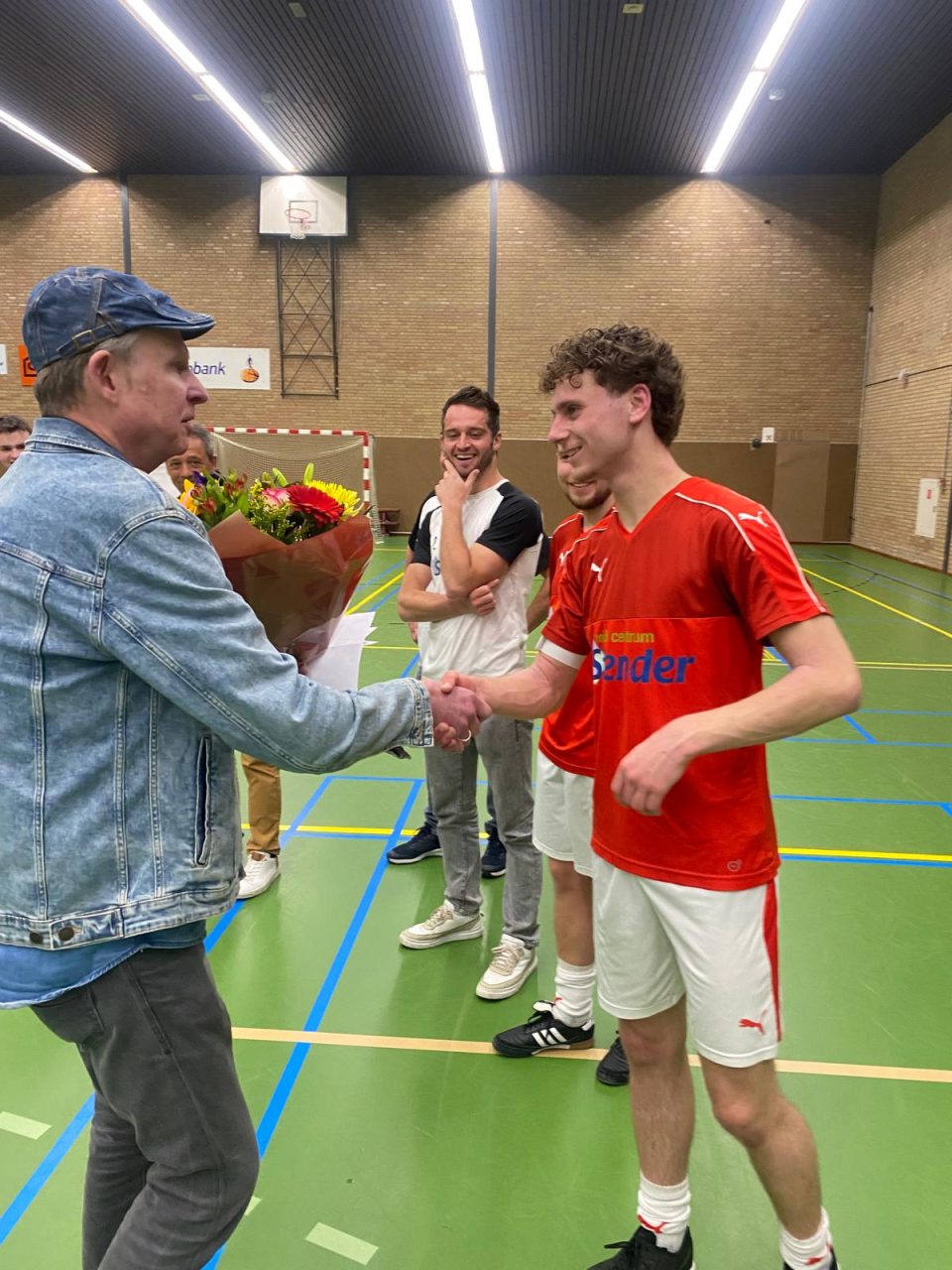Zaalvoetbalteam Midi Centrum Stender voor vijfde keer in successie kampioen