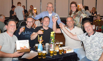 De Mannen van de Voetbalclub winnen Pubquiz rondom de Kei