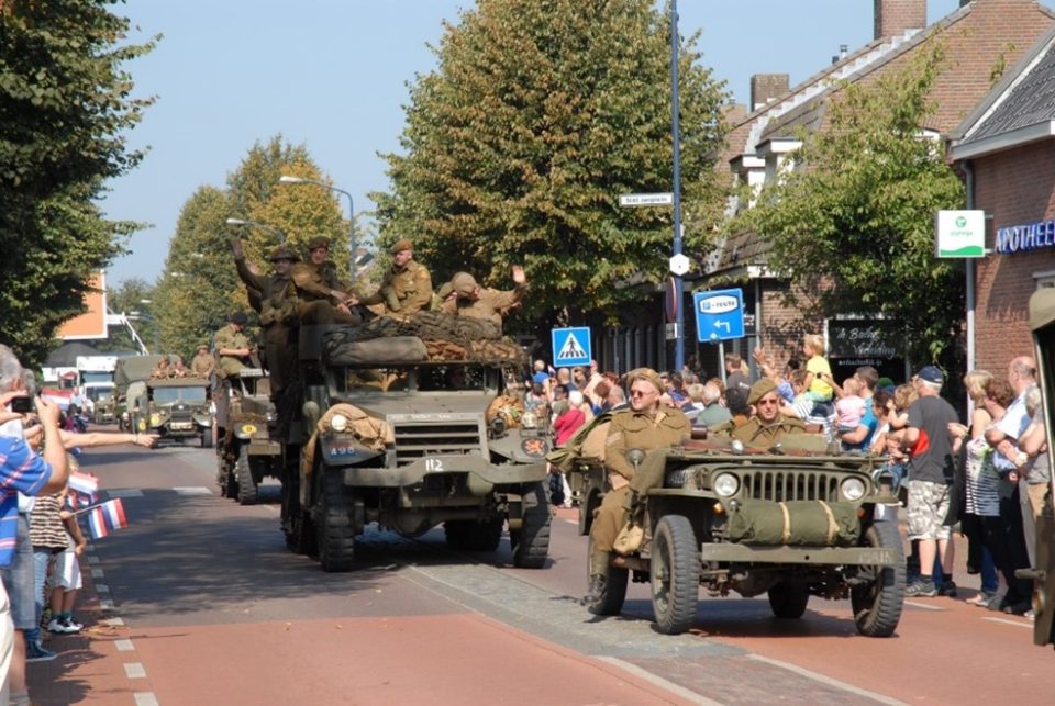 Herdenking 80 jaar Operatie Market Garden: konvooi legervoertuigen