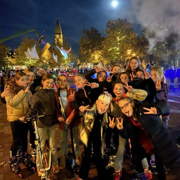 Halloween disco skaten op het plein
