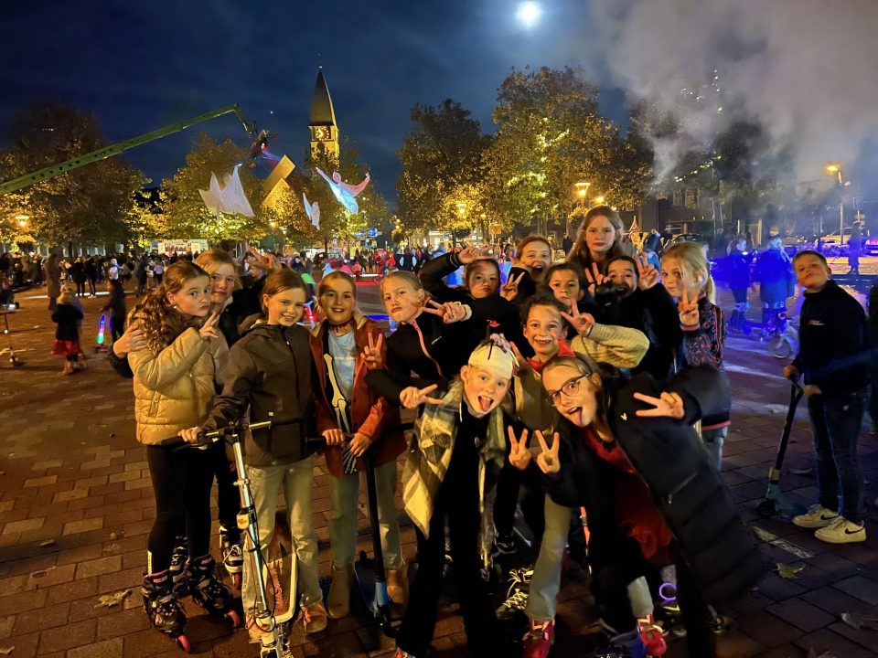 Halloween disco skaten op het plein