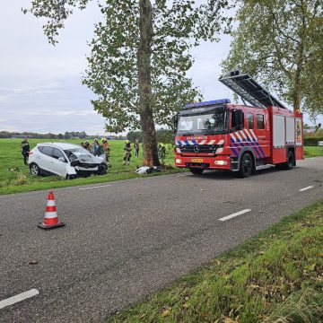 Ernstig ongeval op de Statenweg in Venhorst: auto botst tegen boom