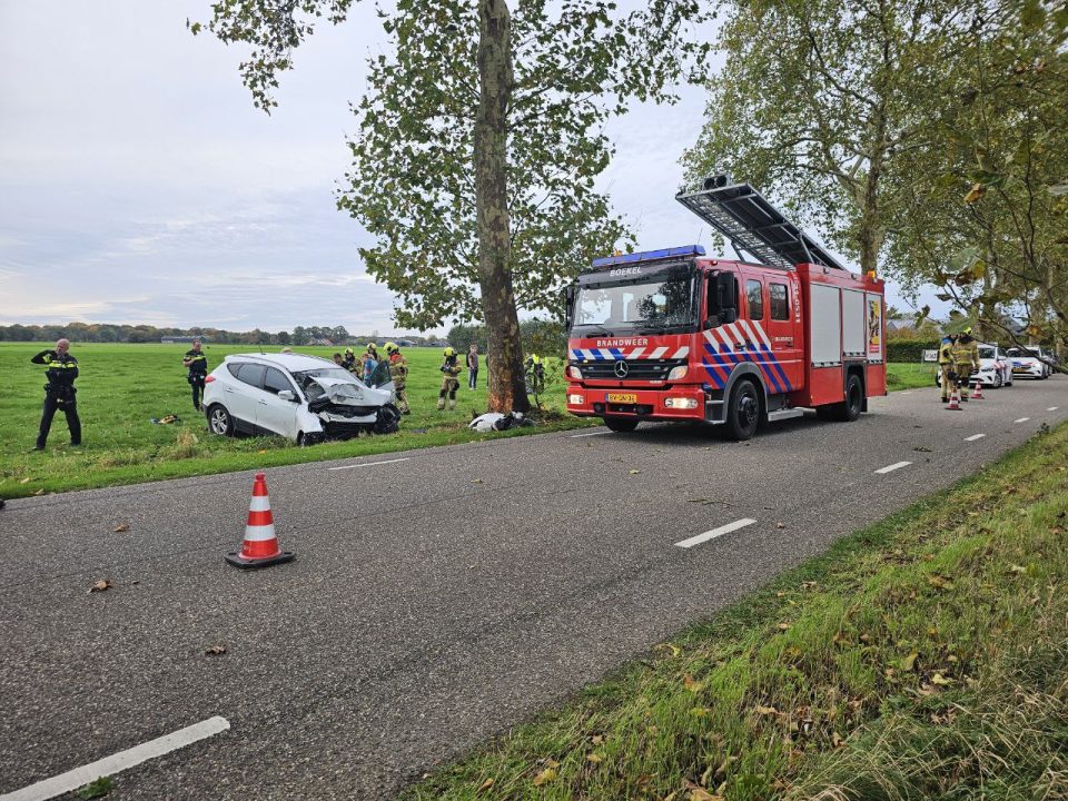 Ernstig ongeval op de Statenweg in Venhorst: auto botst tegen boom