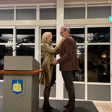 Wethouder Henri Willems ontvangt Penning van Verdienste gemeente Boekel