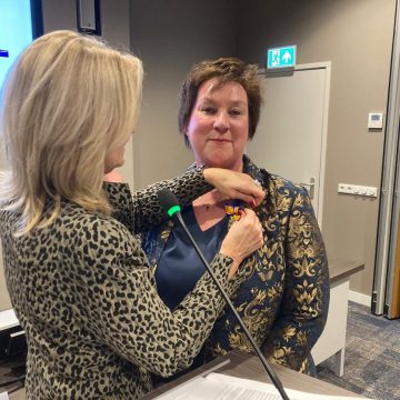 Uitreiking koninklijke onderscheiding aan Jeanne van Eert