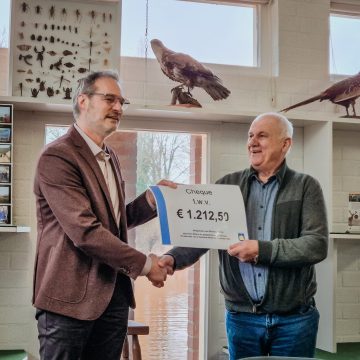 Oud-wethouder Willems overhandigt cheque aan Stichting D’n Eik