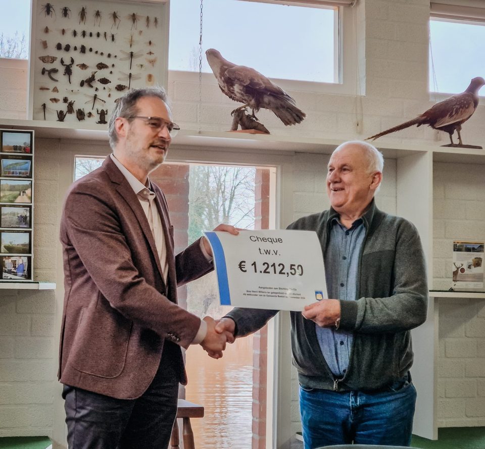 Oud-wethouder Willems overhandigt cheque aan Stichting D’n Eik