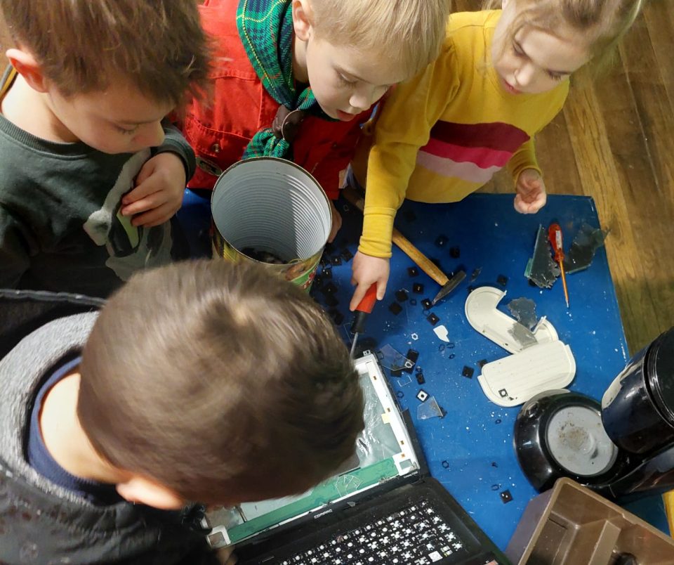 Bevers van Scouting Boekel maken robots