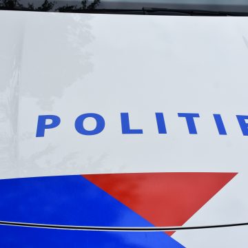 Verkeersbord op vluchtheuvel uit de grond gereden