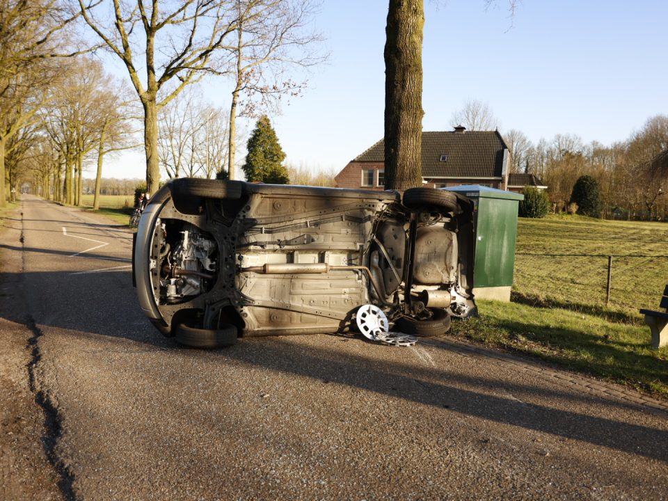 Aanrijding tussen bakwagen en personenauto op de Voskuilenweg in Venhorst