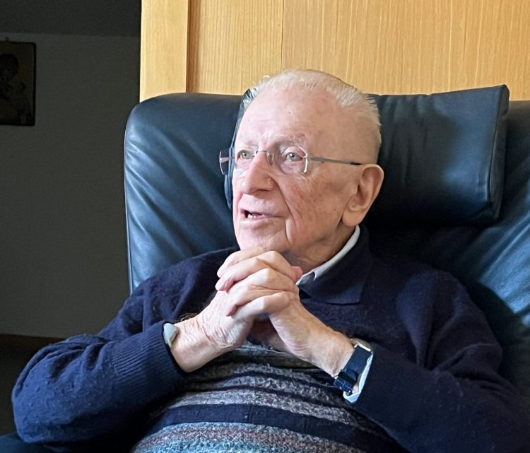Pater André van Dijk (89) bij onthulling monument