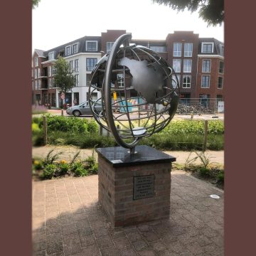 Vier missionarissen onthullen monument op kerkplein Boekel