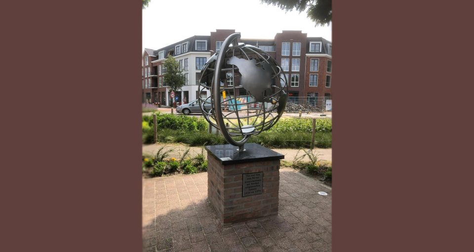 Vier missionarissen onthullen monument op kerkplein Boekel