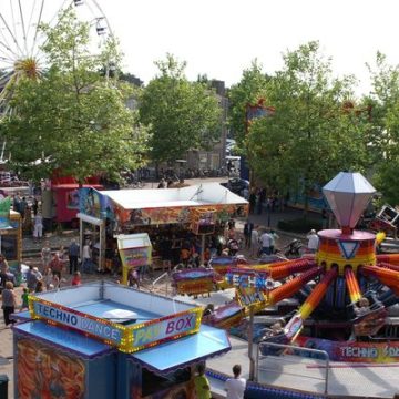 Kermisexploitanten trakteren kinderen van Stichting Deelplaats