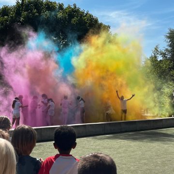 Kleurrijk afscheid op De Regenboog