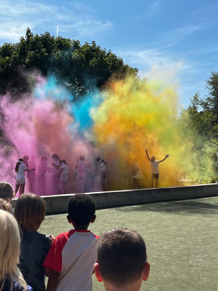 Kleurrijk afscheid op De Regenboog