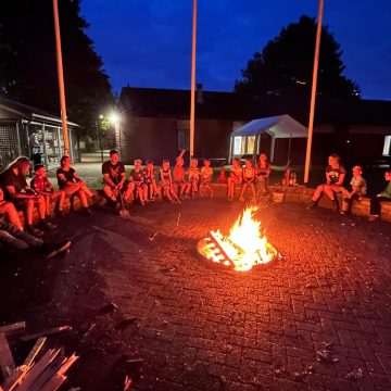 De sprookjesverhalen in een creatief jasje tijdens welpenkamp