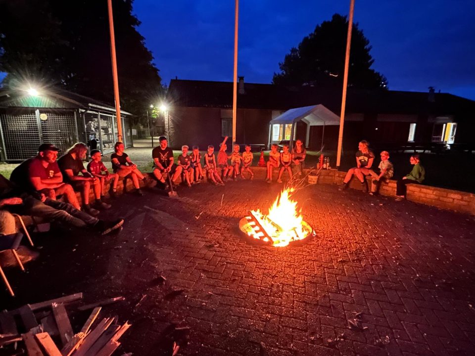 De sprookjesverhalen in een creatief jasje tijdens welpenkamp