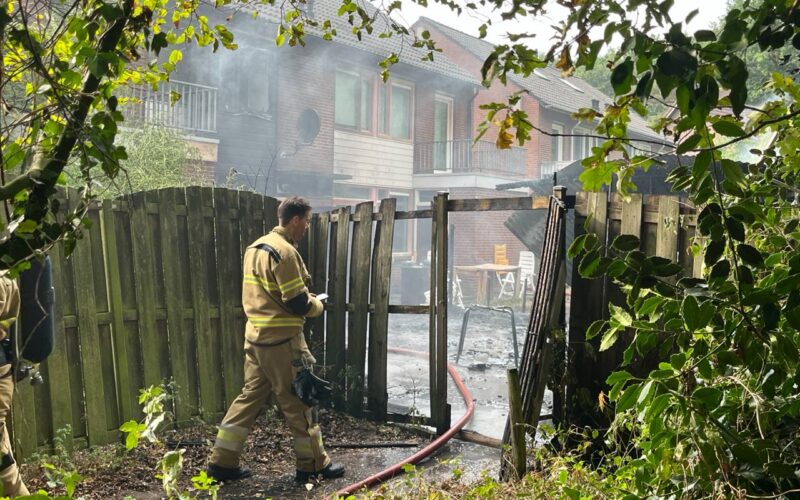 Felle brand verwoest schuren en beschadigt woning in Boekel