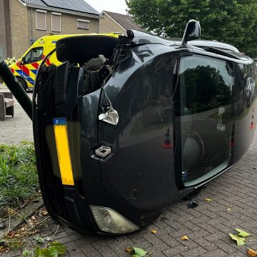 Auto belandt op de zijkant in Boekel