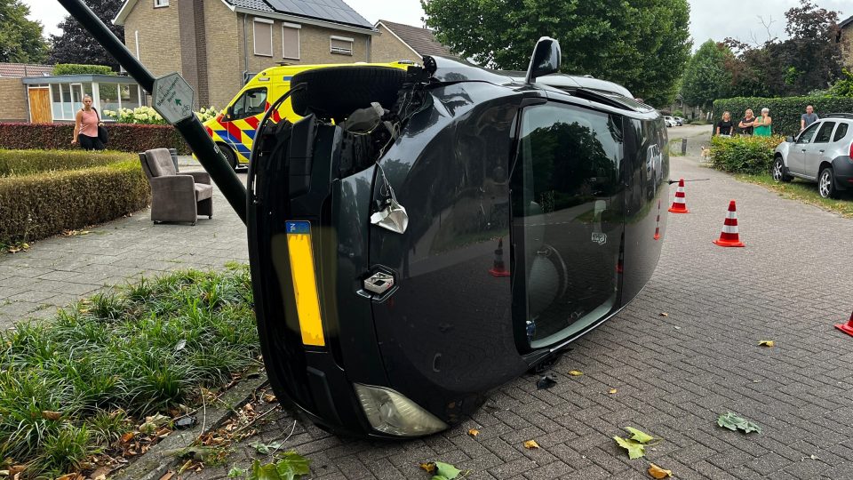 Auto belandt op de zijkant in Boekel