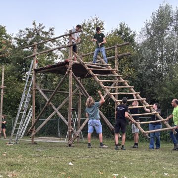 Scouts vliegen door de lucht tijdens opening van het nieuwe seizoen
