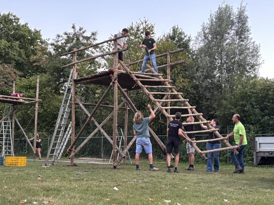Scouts vliegen door de lucht tijdens opening van het nieuwe seizoen