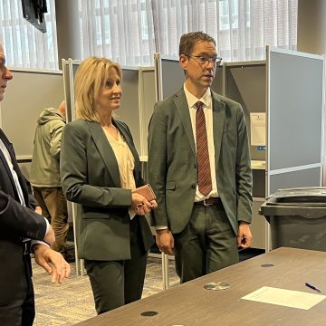 Hoog bezoek: directeur-generaal Arne van Hout in Boekel voor het nieuwe stembiljet