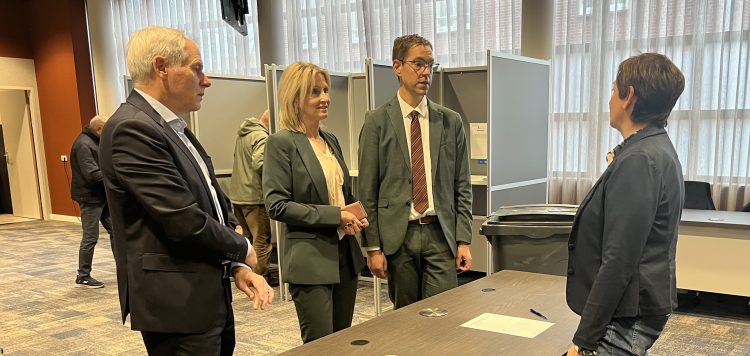 Hoog bezoek: directeur-generaal Arne van Hout in Boekel voor het nieuwe stembiljet