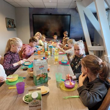 Leerlingen van basisschool de Uilenspiegel ontbijten samen met de burgemeester