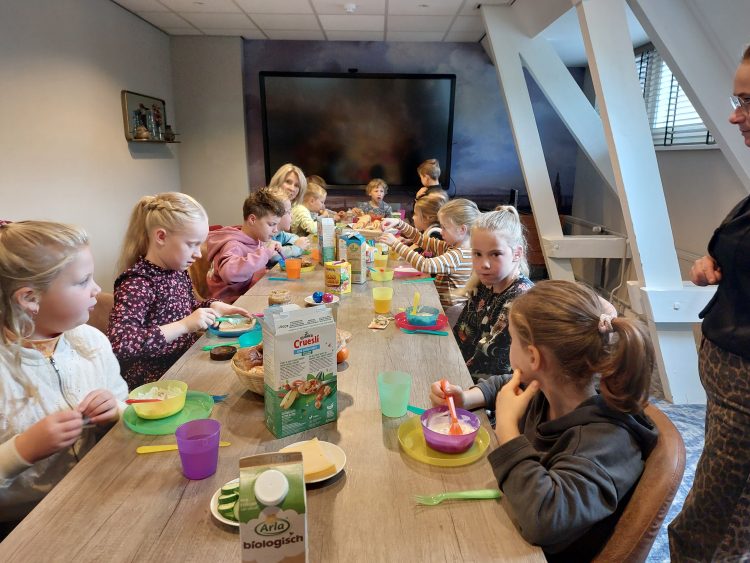 Leerlingen van basisschool de Uilenspiegel ontbijten samen met de burgemeester