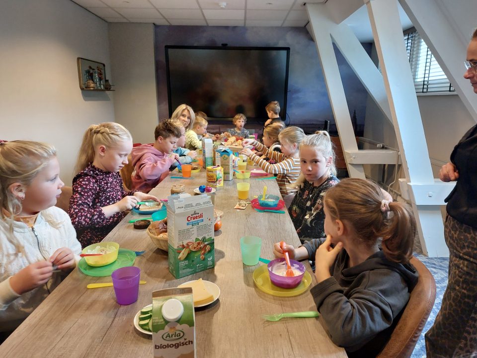 Leerlingen van basisschool de Uilenspiegel ontbijten samen met de burgemeester