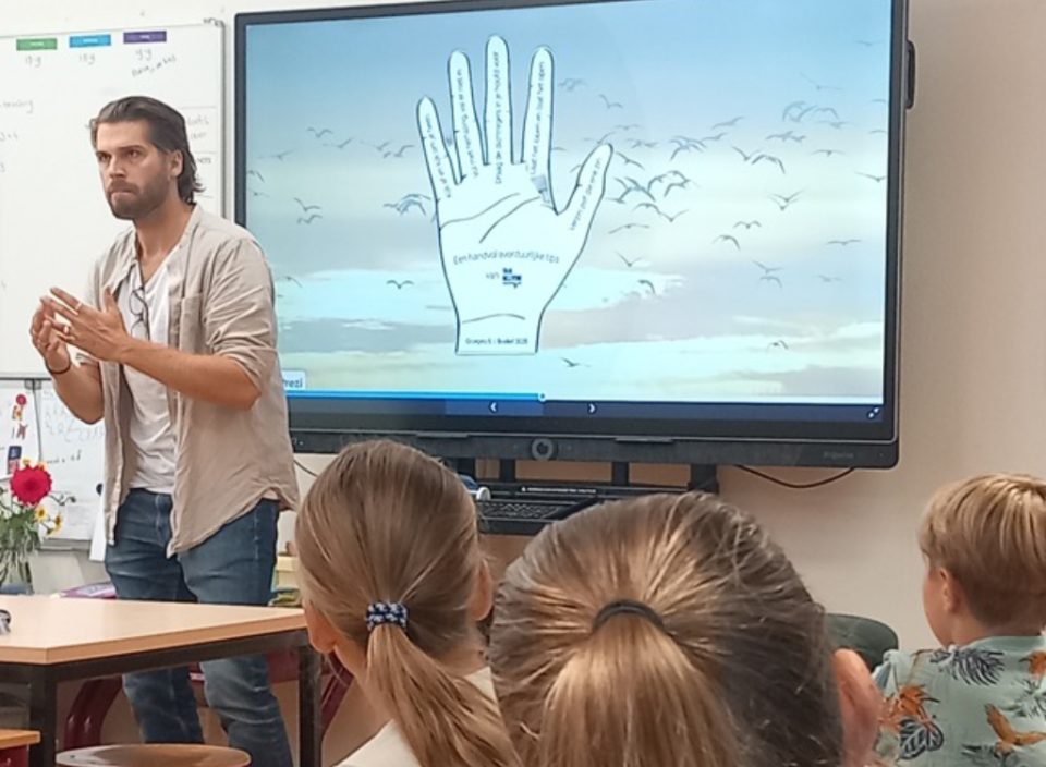 Groep 6 en 7 samen met stadsdichter Rick TerWindt vol op avontuur met poëzie