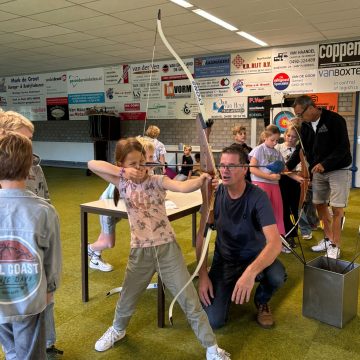 Kinderen OBS Uilenspiegel te gast bij handboogvereniging Doele Willem III