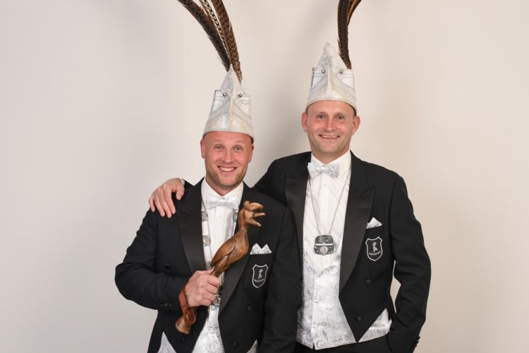 Prins Thijs d’n Uurste en adjudant Jeroen heersers van CV de Peeltuuters